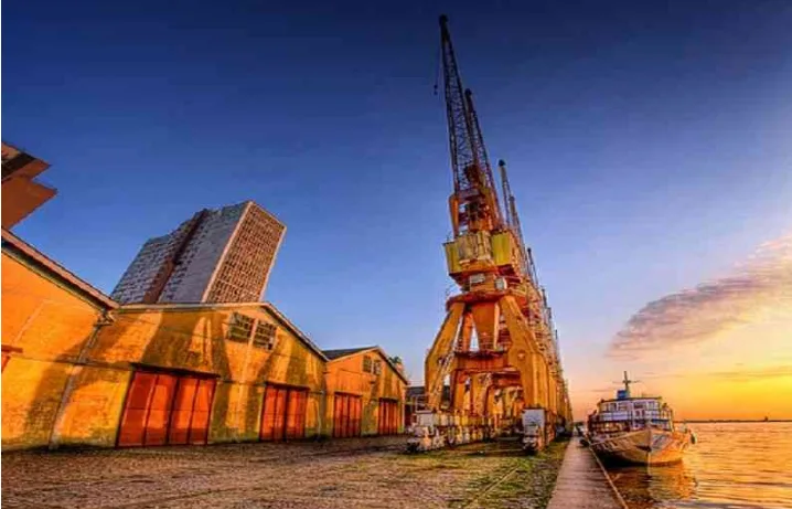 Cais do porto de Porto Alegre/RS ao entardecer, área de atuação da Serra Morena, cliente ECORP